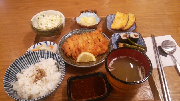 注文したとんかつ定食